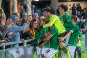 Grosser Jubel im Paul-Grüninger-Stadion am Mittwoch beim Ausgleichstreffer zum 2:2 des SC Brühl gegen Rapperswil-Jona. Das Tor fiel erst in der 94. Minute. (Bild: Kurt Frischknecht/SC Brühl)
