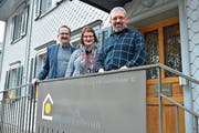 Sonnenburg-Präsident Felix Hotz mit der scheidenden Heimleiterin Manuela Rast und ihrem Nachfolger Raphael Steiger. (Bild: Mario Testa)