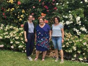 Isabell Häberle (Mitte) wünschte sich, noch einmal die Blumenpracht der Insel Mainau zu erleben. Simona Barben und Kathleen Frischknecht begleiteten sie dabei. Bild: PD