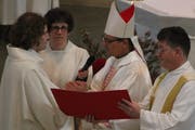 Ende Mai war Bischof Felix Gmür zu Gast in Romanshorn: Er setzte Dominik Bucher als Laientheologe im Dienst der katholischen Kirche und des Bistums Basel ins Amt ein. (Bild: Markus Bösch)