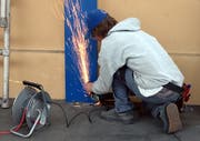 Das Hantieren mit Handwerksmaschinen ist nicht ohne Risiko und verlangt die volle Konzentration des Benutzers. (Symboldbild: Nana do Carmo - 24. Mai 2004)
