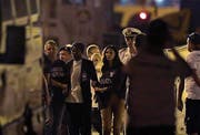 Migranten als Spielball der Politik: Mehrere aus dem Mittelmeer gerettete Flüchtlinge verlassen ein Schiff der italienischen Küstenwache im Hafen von Trapani. (Igor Petyx/AP, 12. Juli 2018)
