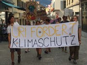 Aktivisten spazieren für mehr Klimaschutz durch Altdorf. (Bild: PD)