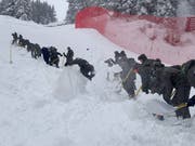 Schaufeln ist angesagt: Streckenhelfer auf Abfahrtspiste in St. Anton. Bild: Facebook Arlberg Kandahar Rennen