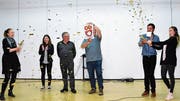 Konfettikanonen zur Rangverkündigung am Muttertagsbrunch: Das Wappen der Gewinnergemeinde Bettwiesen kommt zum Vorschein. (Bild: Christoph Heer)