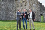 Stossen vor historischer Kulisse an: Der Wattwiler Gemeindepräsident Alois Gunzenreiner, Eberhard Graf Toggenburg und Peter Kroll, OK-Präsident der Toggenburger Messe. (Bild: Sabine Camedda)