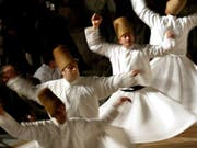 Derwisch oder Sufi bezeichnet den Angehörigen einer muslimischen asketisch-religiösen Ordensgemeinschaft. Bekannt sind vor allem die türkischen Derwische, die sich durch drehende Bewegungen zu typischer Musik in Ekstase tanzen (Bild). Musik der Derwische - umgeschrieben fürs Klavier - ist am Freitagabend in der Kirche St.Laurenzen zu hören. (Bild: Kerim Okten/EPA - Konya, 17. Dezember 2003)