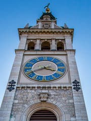 Die Uhr am Turm der Kirche Linsebühl. (Bild: Urs Bucher - 3. November 2017)
