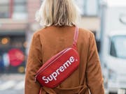 Eine Bauchtasche mit dem originalen Supreme-Logo.Bild: Christian Vierig/Getty (New York, 6. September 2017)