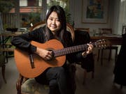 Die Gitarre hat sie mitgenommen: Norjmaa Zorigtbaatar in der Stube ihrer Gastfamilie. (Bild: Benjamin Manser)