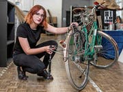 Laura Buob hat den Prototyp von «Pack & Roll» an ihrem Citybike montiert. (Bild: Raisa Durandi)