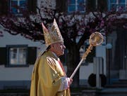 Bischof Vitus Huonder auf dem Weg zur Chrisammesse am Hohen Donnerstag in Chur. (Bild: Gian Ehrenzeller/Keystone, 18. April 2019)