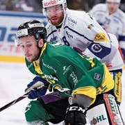 Melvin Merola (vorne, gegen Robin Figren) und seine Teamkollegen waren im Auftaktspiel drauf und dran, dem favorisierten EHC Kloten ein Bein zu stellen.(Bild: Mario Gaccioli)