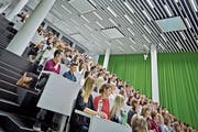 Blick in eine Vorlesung an der Rechtswissenschaftlichen Fakultät an der Uni Luzern.