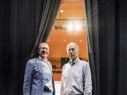 Theaterverein-Grandseigneur Max Peter mit Nachfolger Louis Räber auf der Casinobühne. (Bild: Andrea Stalder)