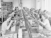 Siemens-Mitarbeiterinnen bei der Montage, genauer: Lötarbeiten von Radioapparaten 1943 in Zürich. (Bild: PD/Siemens)
