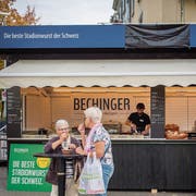 Am Dachrand zensuriert, im Stand erlaubt: Bechinger-Schriftzug am Olma-Herbstmarkt. (Bild: Urs Bucher)