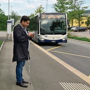 Luciano Butera vom Blinden- und Sehbehindertenverband SBV beim Testen der App Intros. (Bild: PD)