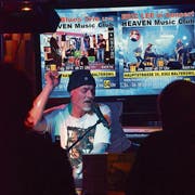 Eric Lee spielt im Balterswiler Heaven-Music-Club. (Bild: Christoph Heer)