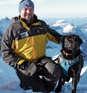 Wendel Odermatt mit Lawinenhund Cora. (Bild: PD)