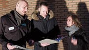 Carlo Staub und Jessica Rüegg von Staub Immobilien studieren mit Thorsten Eberle von Hiag (Mitte) im Schein der Baustellenbeleuchtung die Mietdokumentation. (Bild: Stefan Hilzinger)