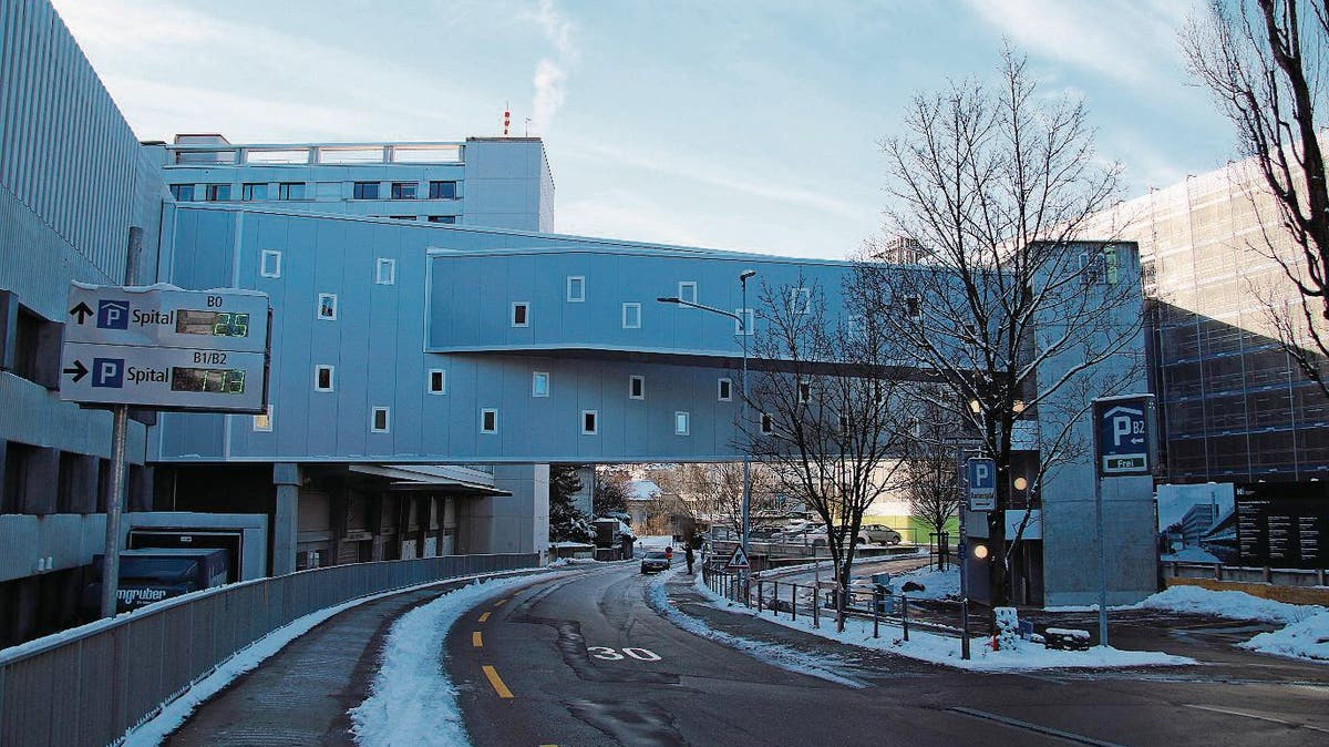 PASSERELLE Vom Parkhaus wieder direkt ins Spital