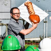 Im vergangenen Mai: Andreas Eggenberger präsentiert am Spatenstich für die neue Tobler Turnhalle einen Brot-Spaten. (Bild: Roman Scherrer)