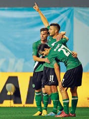 Jubel bei St. Gallen mit Ermir Lenjani, Dejan Janjatovic und Marco Mathys (von links) nach der Sensation gegen Spartak Moskau. (Bild: Urs Bucher, Moskau, 29. August 2013)