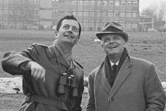 FFA-Patron Claudio Caroni (rechts) und sein designierter Nachfolger Hans Eisenring beobachten den Erstflug der AS 202 Bravo, 1969. (Bild: Staatsarchiv St.Gallen, W 241/5-069110-6.2)
