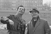 FFA-Patron Claudio Caroni (rechts) und sein designierter Nachfolger Hans Eisenring beobachten den Erstflug der AS 202 Bravo, 1969. (Bild: Staatsarchiv St.Gallen, W 241/5-069110-6.2)
