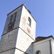Der Turm der Pfarrkirche Appenzell hat den Dorfbrand von 1560 überstanden. Johannes Hugentobler malte 1923 den Heiligen Mauritius auf die Turmwand. (Bild: Hanspeter Schiess)