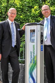 Klosterdirektor Werner Ibig und Vereinspräsident Bruno A. Hubatka zeigen die frisch installierte Elektrotankstelle. (Bild: Olaf Kühne)