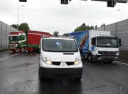 Die Fahrbahn musste komplett gesperrt werden. (Bild: Luzerner Polizei)