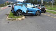 Durch die Kollision wurde das Auto der 47-jährigen Frau auf die Verkehrsinsel geschleudert. (Bilder: Kapo)
