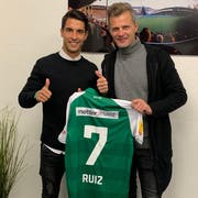 St.Gallens Sportchef Alain Sutter (rechts) mit seinem neuen Offensivspieler Victor Abril Ruiz. (Bild: pd)