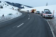 Auf dieser Strasse wollte eine Autofahrerin einen Lastwagen überholen. Der Gegenverkehr musste ausweichen. (Bild: Kapo)