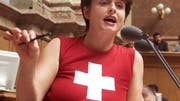 Sozialdemokratin Anita Fetz warb 2001 im Nationalrat mit Schweizerkreuz für die Uno (KEYSTONE)