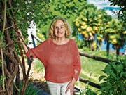 Eveline Hasler in ihrer Wahlheimat Tessin, in ihrem Garten über dem Lago Maggiore. (Bild: Mirko Ries/Keystone (Ronco, 17. Mai 2016))