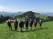 Vom Kaien hinunter nach Rehetobel: Jodelnd wandert die Gruppe um Markus Prieth (zweiter von links) dem Ou-Jodelfest entgegen. (Bild: Julia Nehmiz)