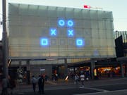 Sonntag, 18.33 Uhr, auf dem Bahnhofplatz. Die binäre Uhr zeigt - in einem wenigstens geometrisch attraktiven Muster - allerdings 12.20 Uhr (und 34 Sekunden) an. (Leserbild: Hermann Bigler - 14. Oktober 2018)