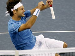 US Open 2006: Federer s. Roddick 6:2, 4:6, 7:5, 6:1Nach dem letzten Ballwechsel legt sich Roger Federer auf den Boden. «Das war ein grosser Moment in meiner Karriere und ich habe mir gesagt: Jetzt verdienst du es, dich hinzulegen. Das war ein gutes Gefühl, alleine auf dem Boden zu liegen.» Schon von Beginn weg dominiert Federer das Duell klar, schon nach 17 Minuten führt er mit 5:0. Doch Roddick kommt ins Spiel und holt sich den zweiten Satz. Zum spielentscheidenden Moment wird der Satzball im dritten Satz bei Aufschlag von Roddick, Federer holt sich den Satz und später den Turniersieg. Im Publikum sitzt Golfstar Tiger Woods erstmals in Federers Box.