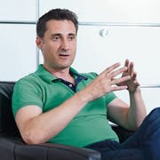 Johansson beim Interview auf einem der Therapiesessel in seiner Praxis. (Bild: Maria Schmid (23. August, 2018))