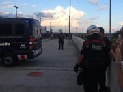 Die spanische Polizei vor dem Match beim Stadion. (Bild: z. V. g.)