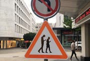 Diese Spasstafel ist inzwischen wieder demontiert. (Bild: Reto Vincenz)