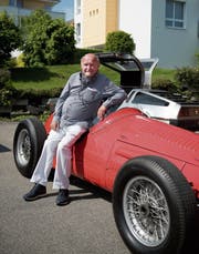 René Metzler mit einem seiner Lieblingsstücke, dem roten Maserati-Rennauto. (Bild: Adriana Ortiz Cardozo)