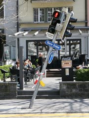 Vor fünf Jahren: das schräge Lichtsignal vor dem Café Neugass. (Reto Voneschen - 9. April 2014)
