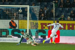 Der Zürcher Adrian Winter trifft zum 2:5, vorbei an Luzerns Torhüter David Zibung. (Bild: Dominik Wunderli (Luzern, 4. November 2018))