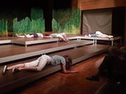 Die Theaterklasse der Kantonsschule Wil bei der Aufführung von «Die Insel» in der Kantonsschul-Aula. (Bild: Christof Lampart)