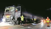 Der Chauffeur des Lastwagens sagte, der Minibus der Schweizer sei ihm auf seiner Spur entgegengekommen. Bild: Screenshot: Aftonbladet/Maria Engström-Andersson