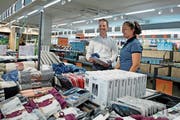 Regionalleiter Sven Joller und Filialleiterin Susanne Schiller hinter einer Auslage im neuen Lidl. (Bild: Corinne Glanzmann (Sarnen, 28. August 2018))